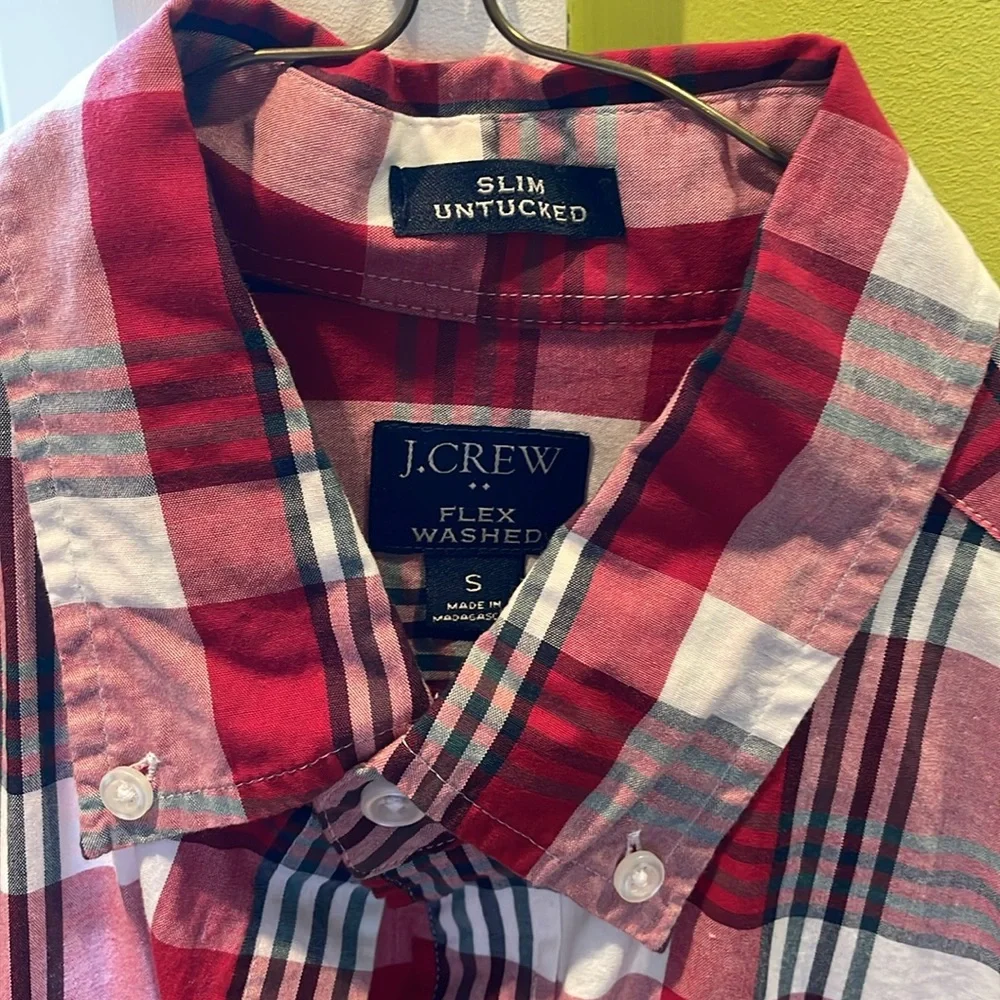 Preppy and perfect for spring. JCrew dress shirt. Men’s small. Plaid pattern
